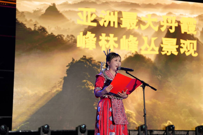 （通道文旅推荐官小玉作文旅推介。肖化冰 摄）