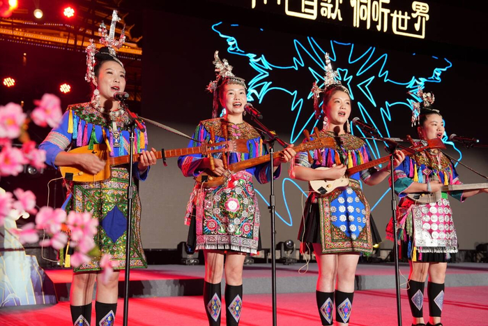 （节目侗族乐器《侗琵琶遇上摇滚》。肖化冰 摄）