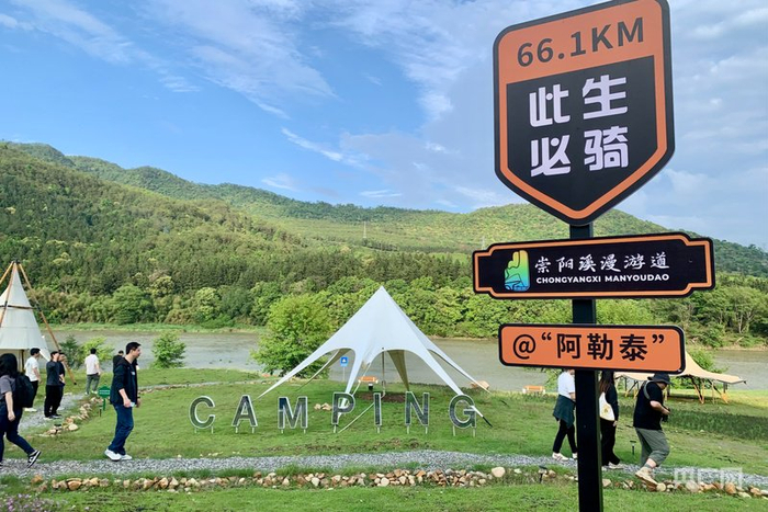 崇阳溪漫游道吸引游客前往游玩（央广网记者  罗晓英  摄）