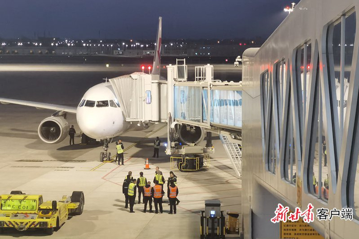 航班停靠在兰州中川国际机场T3航站楼。新甘肃·甘肃日报记者 刘健 摄