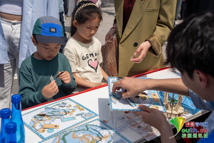 板块拼图与地震仪模型拼装游戏。受访者供图