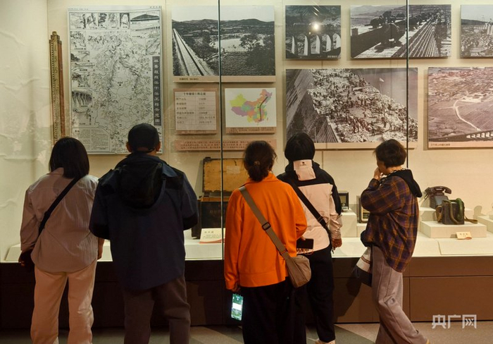 游客在参观红旗渠纪念馆（央广网记者  郝振青  摄）