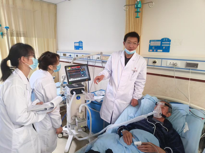 玉溪市中医医院资源下沉专家为江川区中医医院老年病科讲解仪器操作。