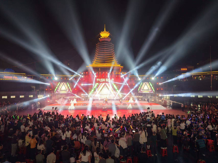 （侗族舞蹈碰撞现代摇滚。肖化冰 摄）