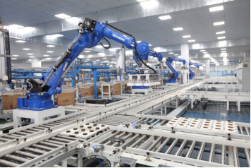 河南新乡化纤氨纶智能生产线及自动落丝设备正在加紧生产。（郑逢善摄）