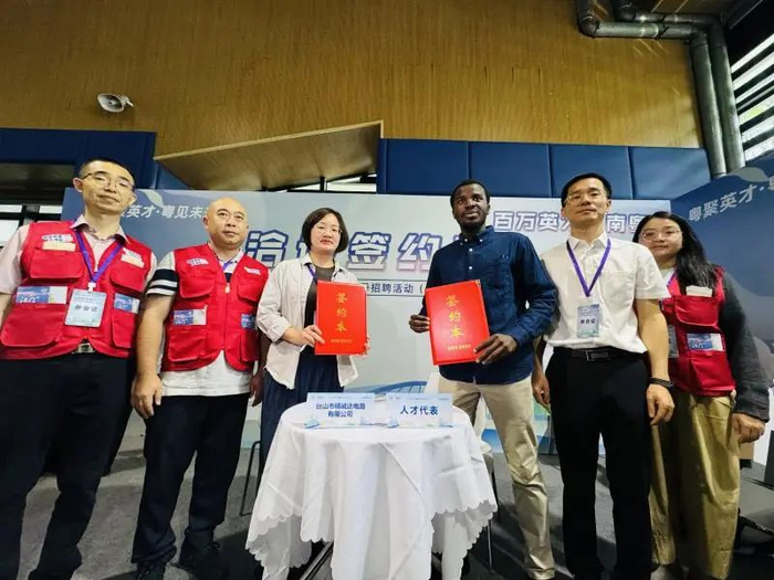 △台山市精诚达电路有限公司与武汉理工大学外籍博士签订就业意向协议。