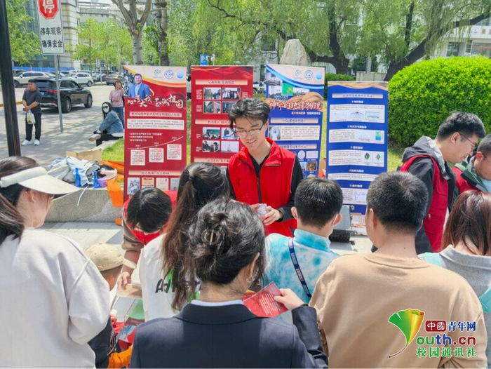 “黄大年精神宣传与地球物理科普”主题展区。受访者供图