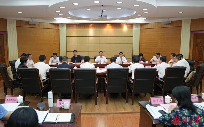 4月21日，市委副书记、市长李振品主持召开上半年经济工作专题会议。 李灿明 摄