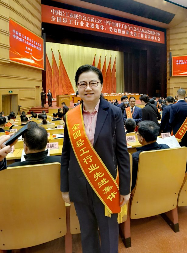 　　图为中国食品科学技术学会常务副理事长邵薇在颁奖现场。