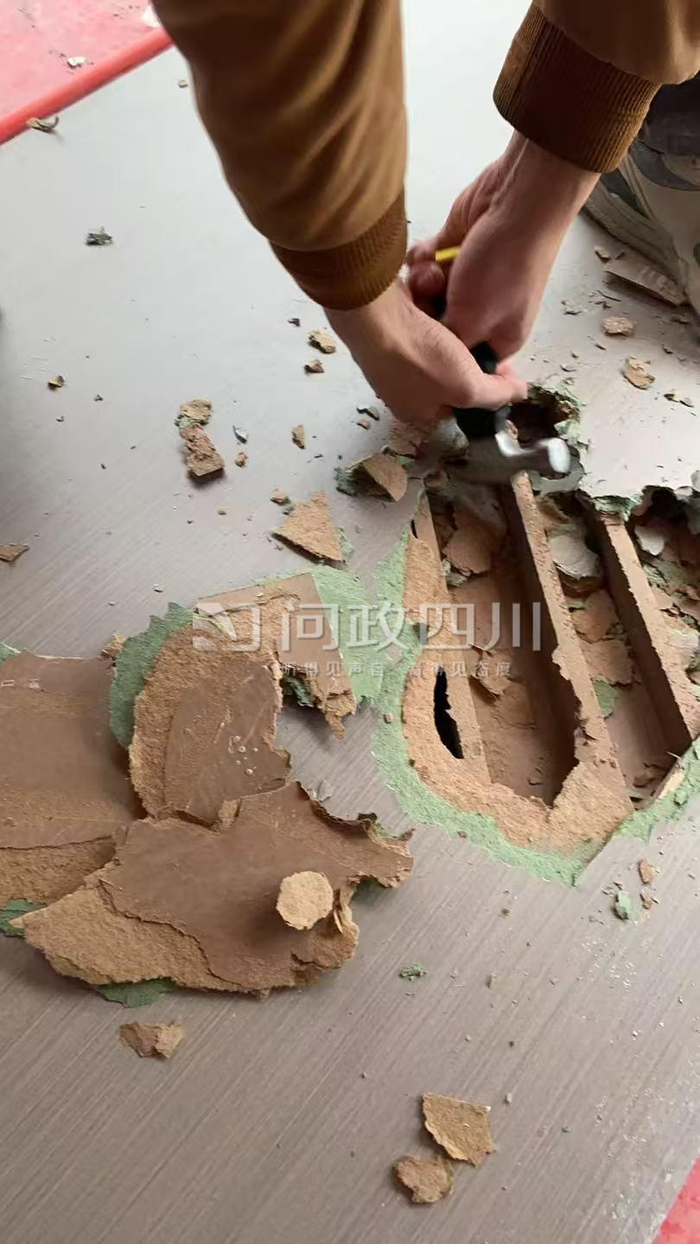 业主在问政四川平台发布的嘉禾华府木门敲开后的图片