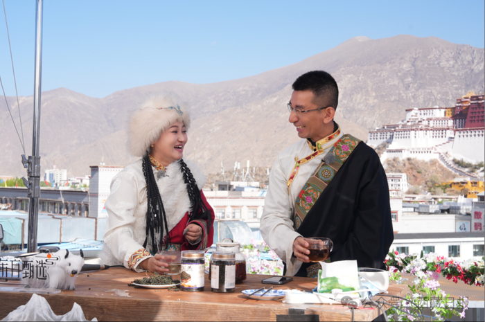 图为东方甄选主播小七（左）、孙美丽（右）推荐西藏农产品。