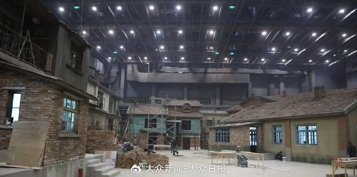 电视剧《南来北往》中的铁路大院在青岛东方影都20号棚搭建现场 图源：青岛影视基地