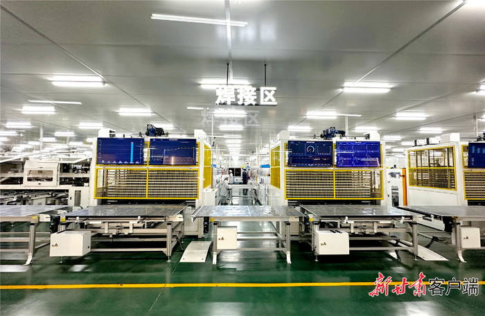 嘉寓古浪清洁能源产业基地智能化光伏板生产线。新甘肃·甘肃日报记者 金奉乾 摄