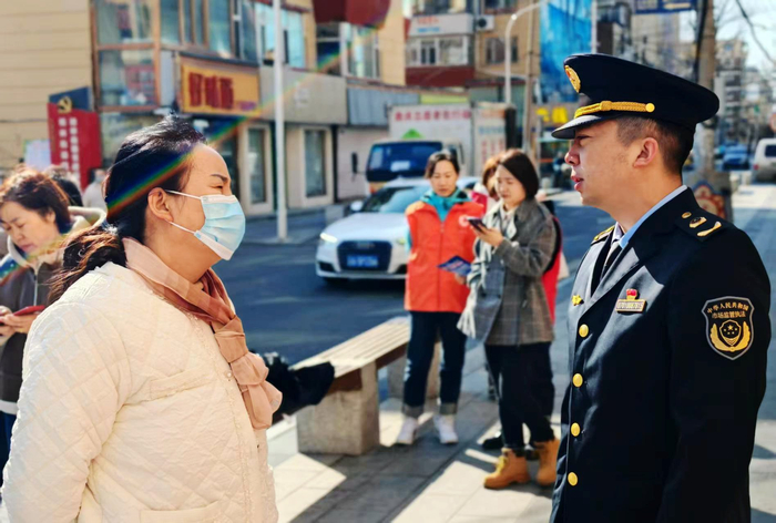 执法人员征求商户意见。