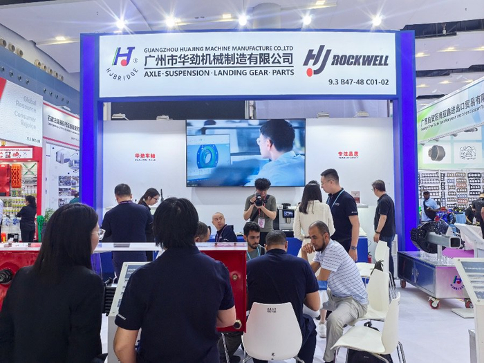 （广交会上，外国采购商正在华劲展位洽谈合作，图源：受访者提供）