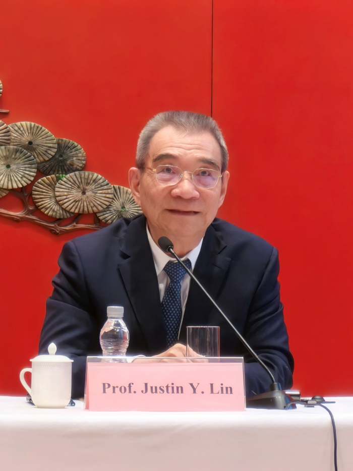 4月21日，北京大学国家发展研究院名誉院长林毅夫在“临甲7号”沙龙活动上发表主旨演讲。聂舒翼 摄