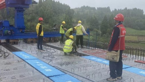 现场网格员正在开展巡查。