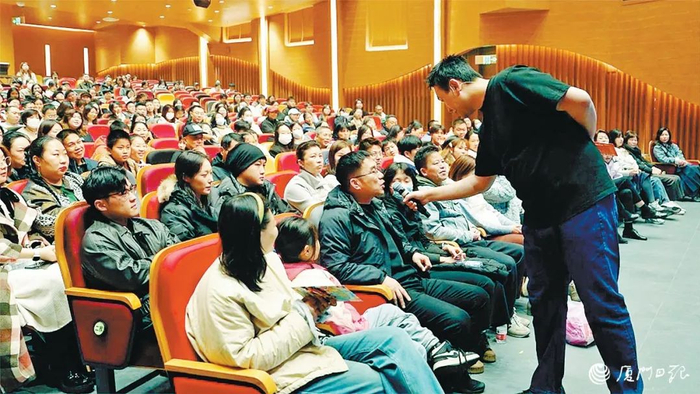 市民游客在厦门开心麻花人民剧场观看原创新喜剧《整个喜剧》。（厦门日报记者 杨进福 摄）