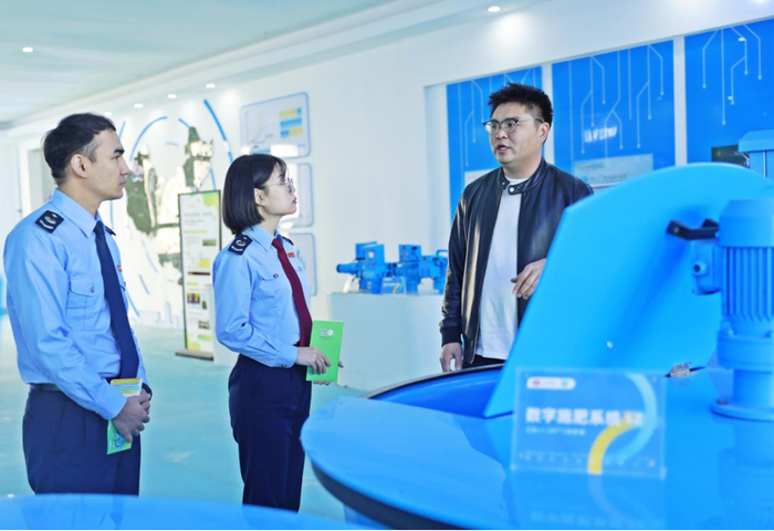 税务干部走进辖区企业开展涉税合规辅导。何春英摄