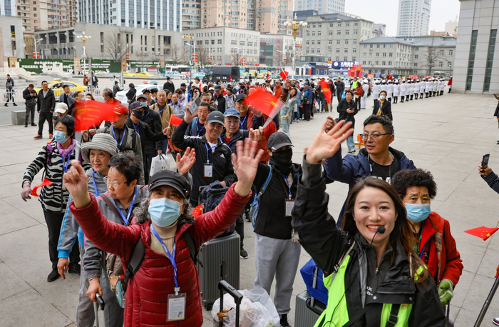 丹东站，港珠澳“银发”旅游专列乘客即将登车（央广网发  国铁沈阳局供图）
