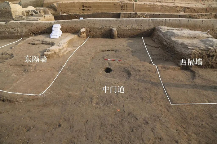 景龙门中门道及两侧隔墙（自北向南拍摄）