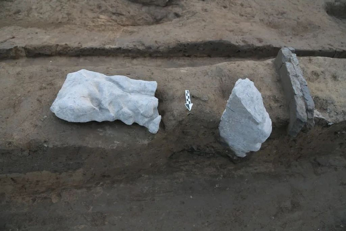 遗址金元地层出土太湖石残块（自北向南拍摄）