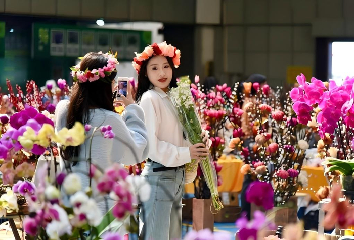 　　游客在位于云南省昆明市呈贡区的斗南花卉市场拍照。新华社记者王贤思 摄