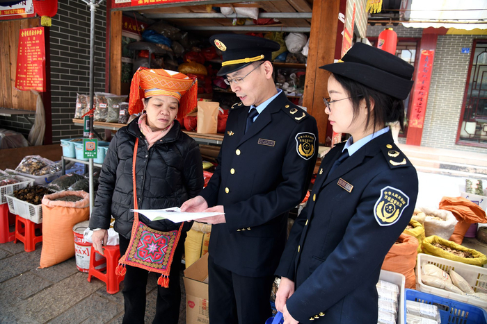 金秀县市场监管局工作人员向经营主体宣传年报反诈骗有关知识