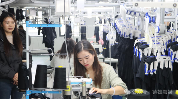当地群众在呢噜坪纺织服装产业园就业 图源：“镇雄融媒”微信公众号