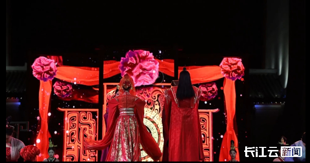 （图：鄂州吴都乔街《小乔出嫁了》剧目表演现场）