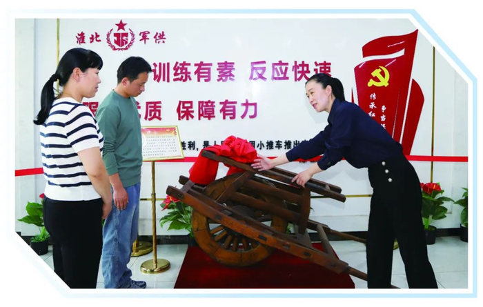 张晓梅（右一）为工作人员讲述小推车背后的故事。李 宝摄