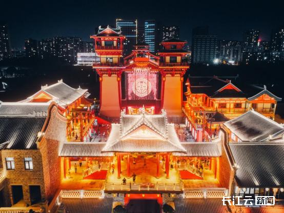 （图左：乔街电音节现场航拍 图右：乔街漫楼夜景航拍）