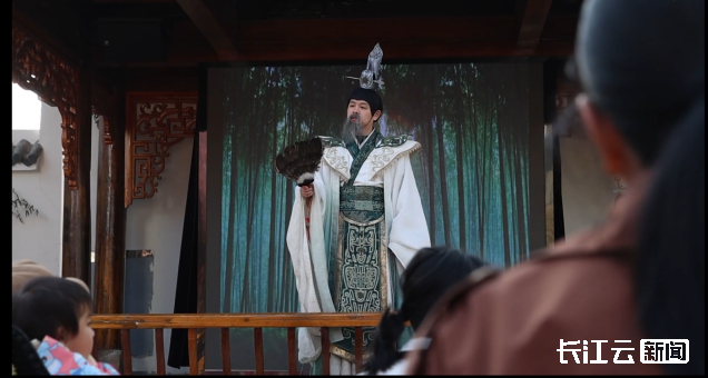 （图：游客在乔街古戏楼前听书现场）