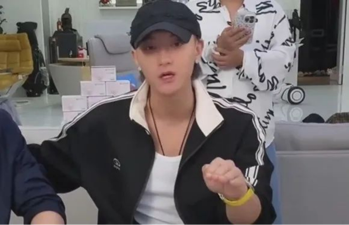 黄子韬直播截图。