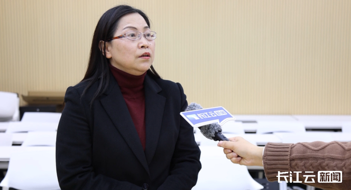 （图：湖北大学旅游学院副教授冯玮接受长江云记者采访）