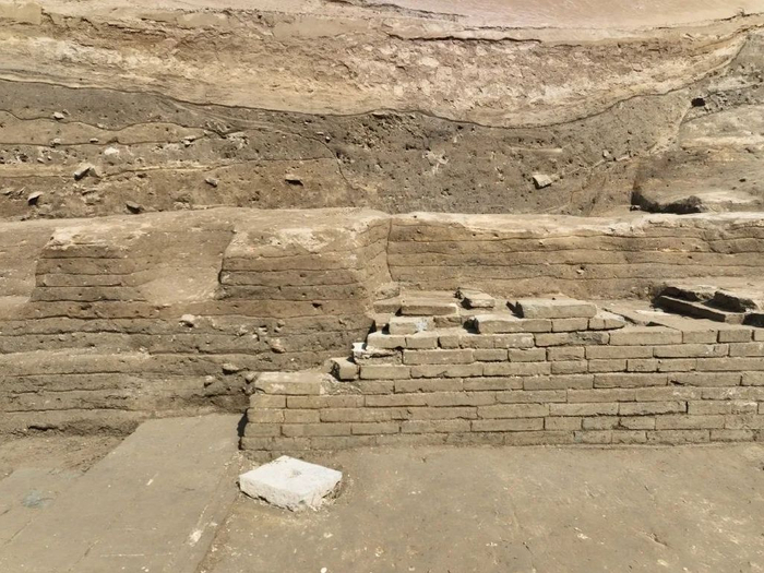 北宋楼台建筑西南角夯土及包砖（自南向北拍摄）