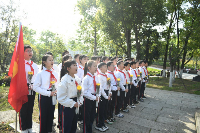 光泽县实验小学组织学生前往光泽县革命烈士陵园开展2025年祭扫烈士墓活动。图源：南平市教育局