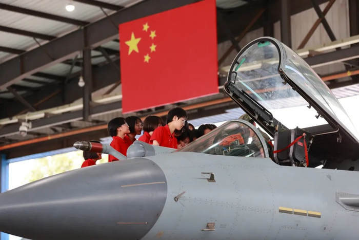 华坪女高学生参观战机。