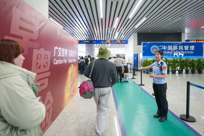 白云边检站移民管理警察为出入境旅客引导通关候检。（资料图片）