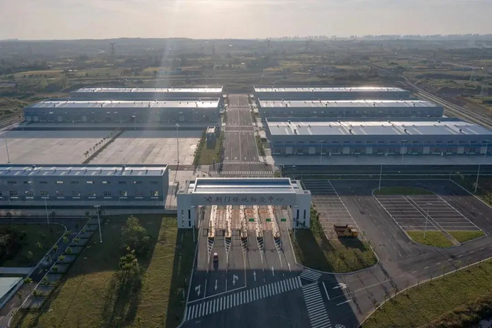 荆门保税物流中心 黄应武 摄