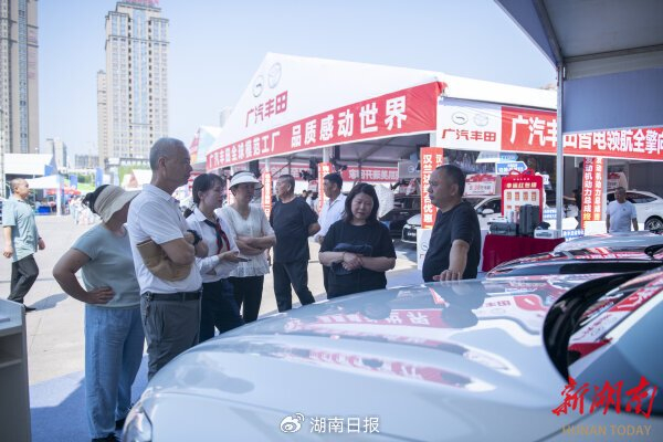  （4月18日，娄底第三十九届汽车博览会在娄底市孙水公园启幕，吸引60余个品牌携400款车型参展。 吴永华 摄）