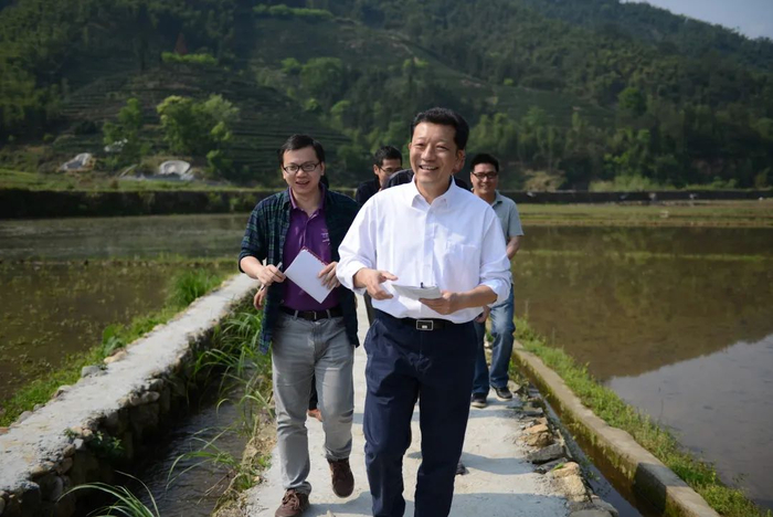 2014年，廖俊波在外屯乡洋屯村调研。图源：福建纪检监察