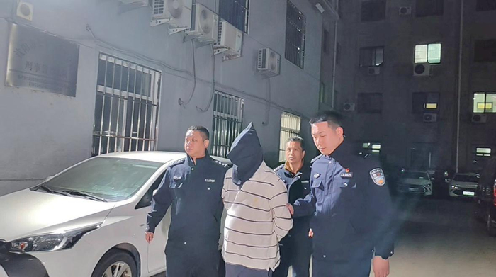 嫌疑人被民警从北京押解回沈阳。　受访者供图