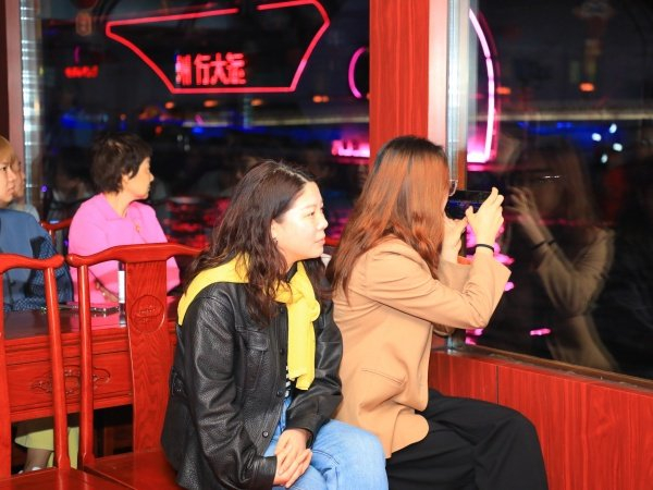 游客在游船上拍照留念（央广网发  黄磊  摄）