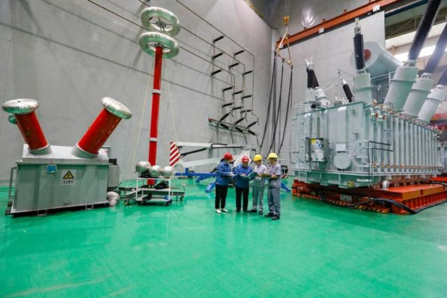 图为国网成武县供电公司员工在山东达驰电气有限公司了解企业用电需求。（受访单位供图）　