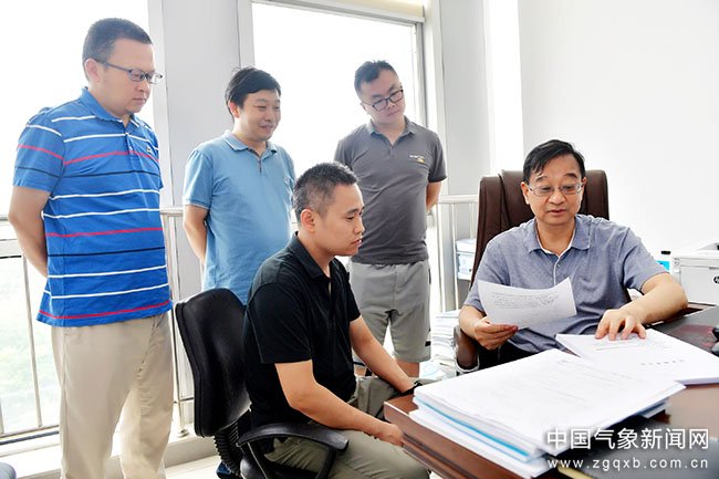 2021年，陈正洪（右一）在劳模创新工作室与团队展开讨论。