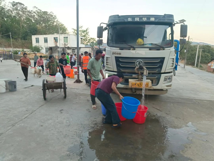 4月21日，灵山县旧州镇大科人饮工程通过送水车为因旱导致饮水困难的群众送水。