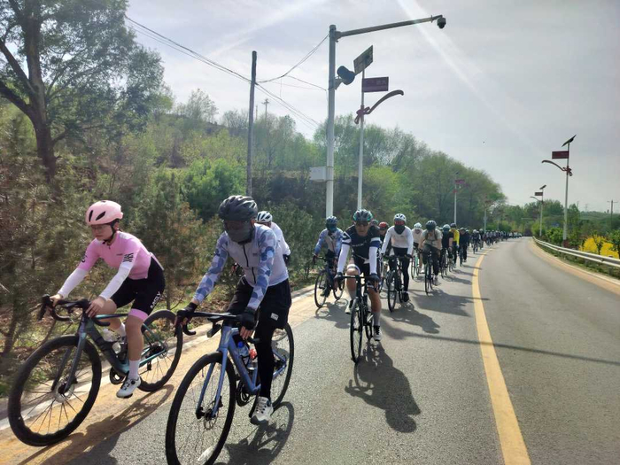 朝气蓬勃的自行车骑行队伍。闫丽静摄