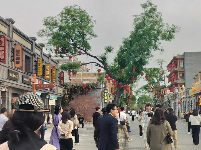 傍晚的好南关特色街区人气渐旺。闫丽静摄