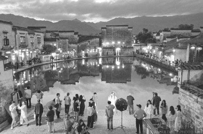 　　宏村夜游热。许家栋/摄     